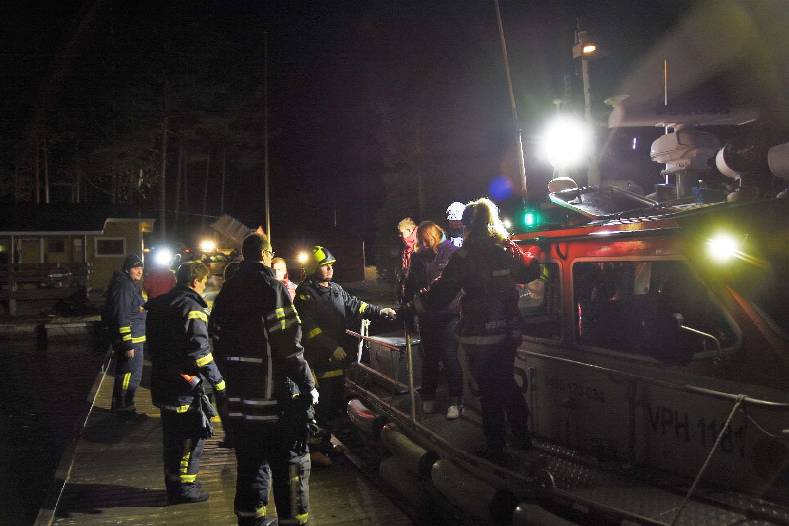  Pelastettuja otetaan vastaan ja ohjataan ensiapuun.