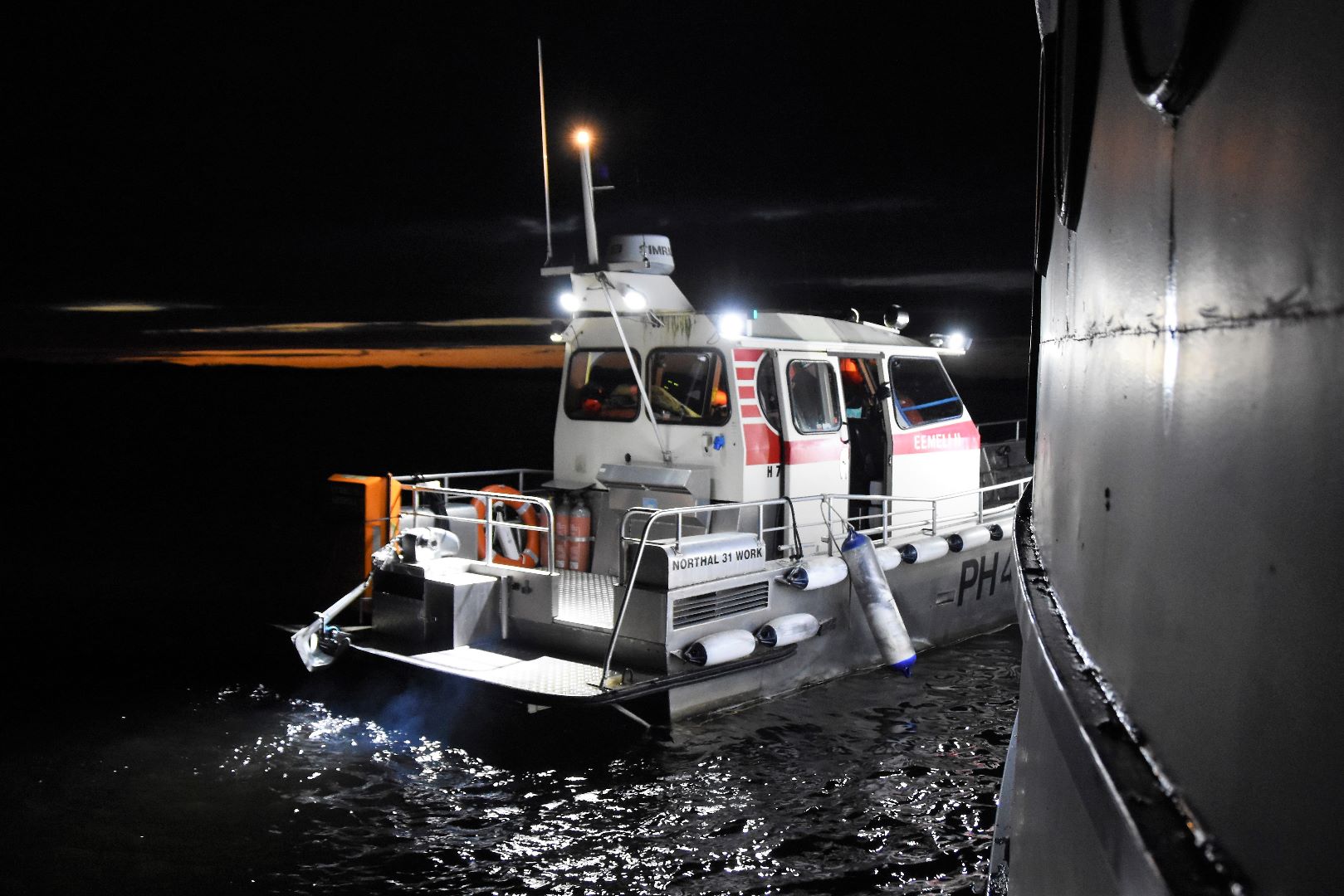 Pelastuslaitos kiinnittyi m/s Pyhäjärven paapuurin puolelle ja Järvipelastajat tyyrpuuriin.