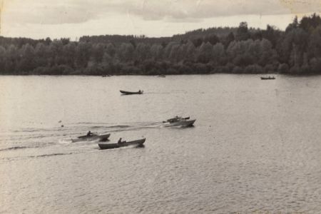 Nopeuskilpailut virralla.