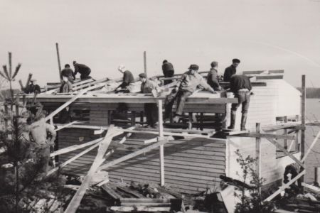 Vasikkasaaren majan rakennustöitä 60-luvulla.
