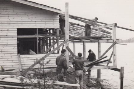 Vasikkasaaren majan rakennustöitä 60-luvulla.